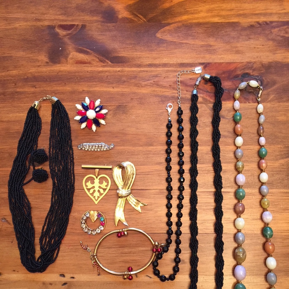 LOT OF 12 PIECES OF JEWELRY